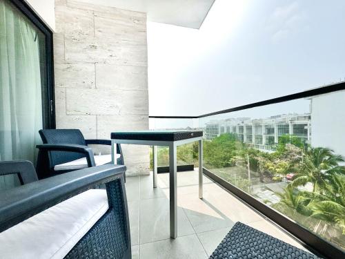 Deluxe Suite with View image 9