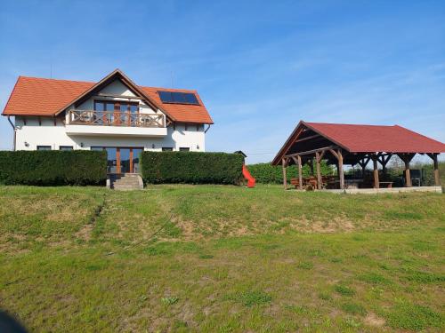 A szálláshely kívülről, Brónok-völgy Vendégház (Bronok-volgy Vendeghaz) in Erdőbenye