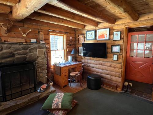 Cabin in the Woods in Sandgate, USA