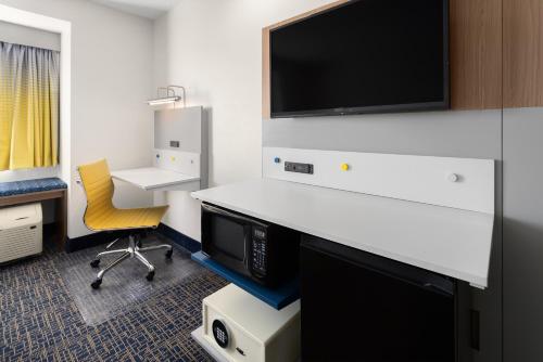 Microtel Inn and Suites Dover - image 6