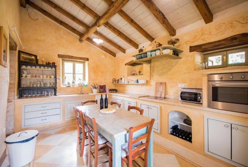 virtuve, Villa Dolores, a magnificent Villa, ideal for families and groups in Heki