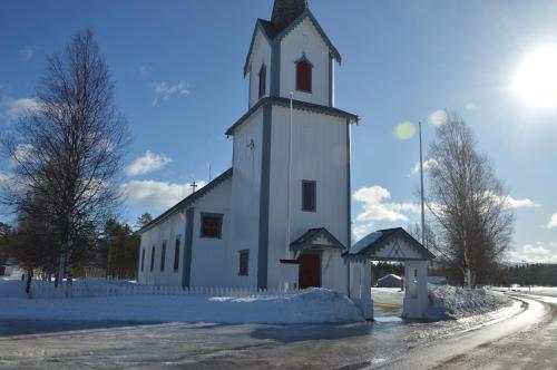 Ближайшие достопримечательности, Hytte anno 1721 uten internett, strøm, vann - men med rødmalt utedo in Трюсиль
