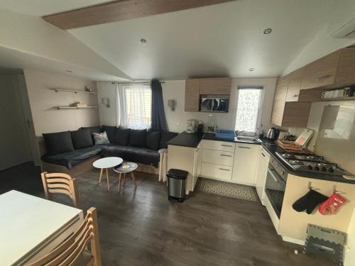Kitchen, La Carabasse 4 etoiles Mobilhome 6 personnes, 3 chambres tout confort in Vias