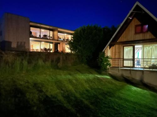 2 bedrooms, 4 beds