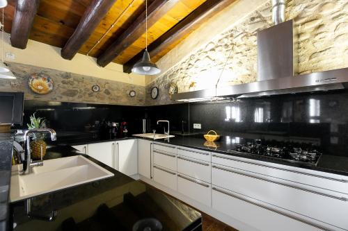 virtuve, Masía Mas Sastre con piscina cerca de Girona (Masia Mas Sastre con piscina cerca de Girona) in Bordils