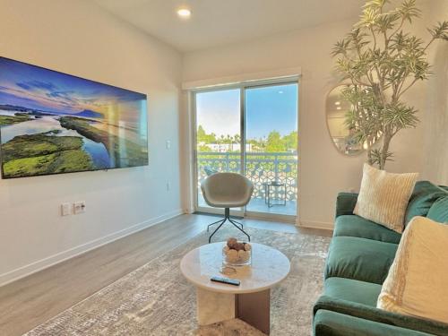NEW One Bedroom Penthouse, Silver Lake + Parking! detail