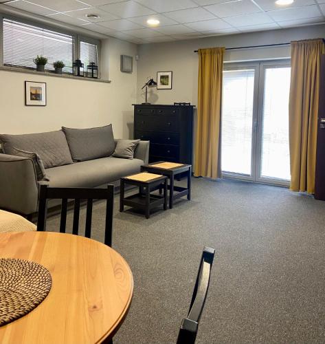 Apartament nad jeziorem Sukiel z własną plażą - image 8