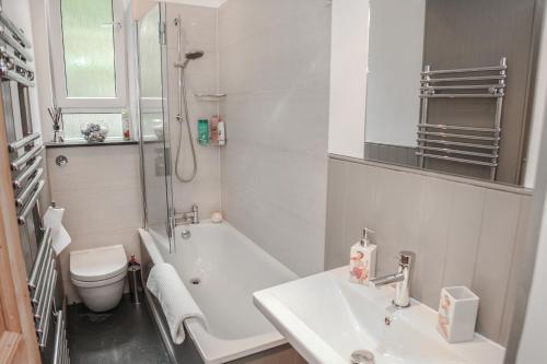 Chic & bright flat near Holyrood Park, Edinburgh (photo 9)