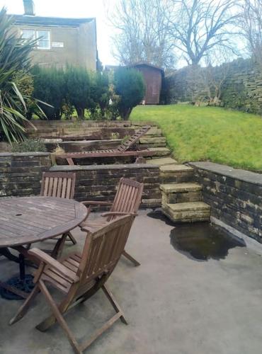 Exterior view, Bronte Stables - Cozy period house with parking and walled garden in Thornton