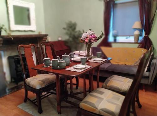 Facilities, Bronte Stables - Cozy period house with parking and walled garden in Thornton