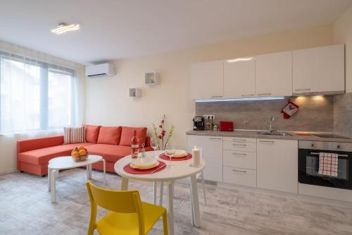 Bright & Chic Parkside Apartment - Sofia