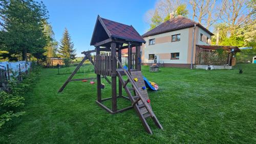 Spēļu laukums, Farma u lesa in Horni Hermanice