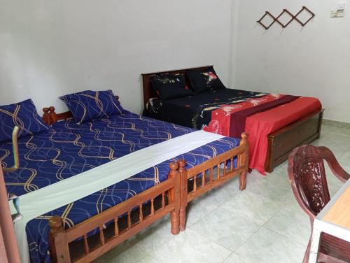 1 queen bed, 1 double bed, 1 twin bed