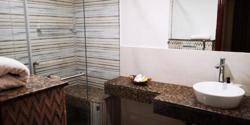 Gold crest suits Residency - image 12