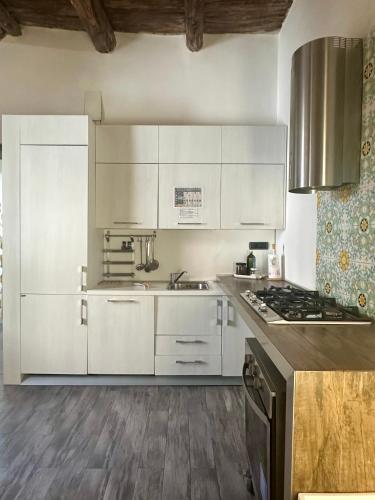 Salerno Old Town 10 Min From Ferry Port & Train Station Fast WiFi Blue Velvet 5