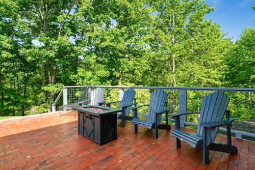3 Resort pools! Fire Pit! Hot Tub! Nerf Gun Wall! Arcade! Ping Pong! Pickleball! in Gatlinburg, USA