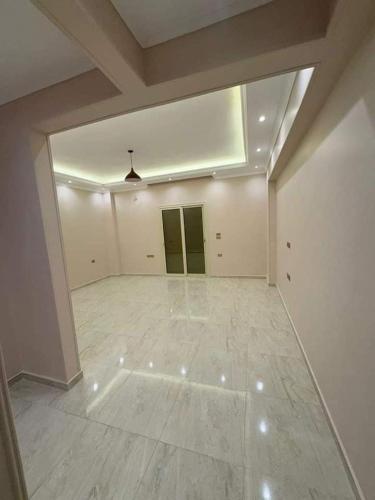 شقة للإيجار اول سكن أمام مول العرب