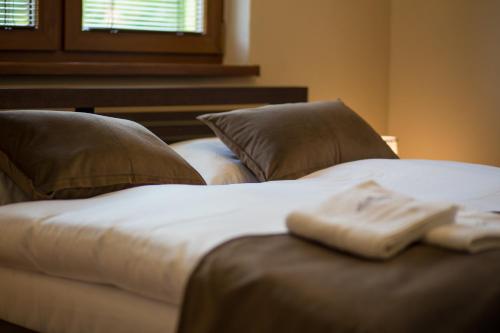 2 queen beds, 1 twin bed