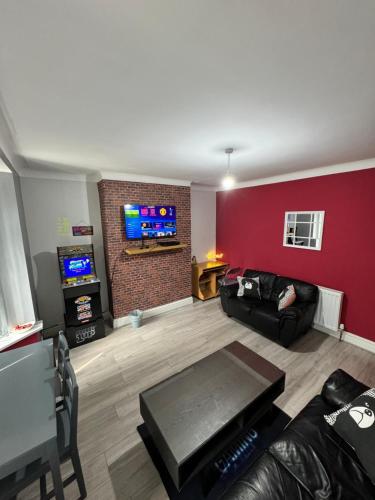 Giga Residential 4 Bedrooms, Near City Centre, Arcade Machine, Sky TV, Gaming, Netflix, Free Wifi, Free Parking