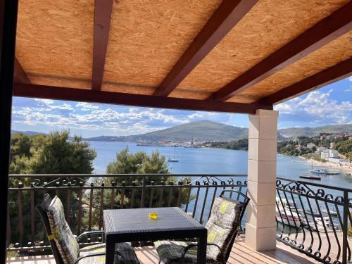 Apartments Villa Mirella 20 m from the sea - free parking – Trogir, MD