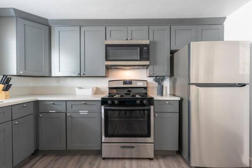 New DT Alhambra Family Vacation Home with King Bed in Alhambra, USA