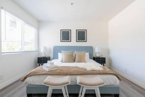 Modern 2BR Condo with King Bed & Balcony near LA thumb 4
