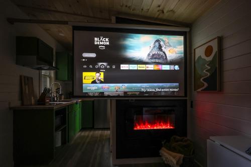 Couples Retreat: King Bed:Hot tub:Firepit & More thumb 2