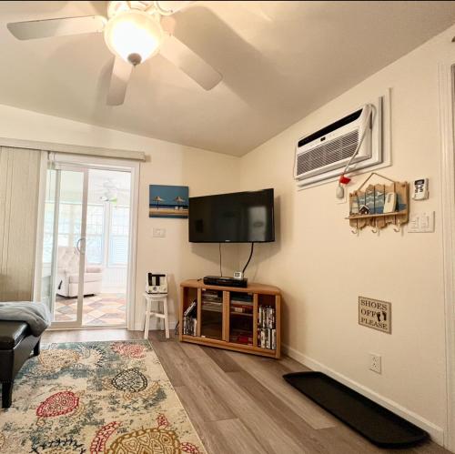 Wells Cottage with Resort Amenities - 1 Mile to Beach!