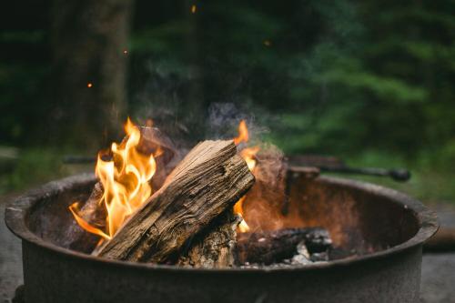 Couples Retreat: King Bed:Hot tub:Firepit & More thumb 4