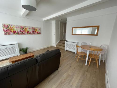 West End one-bedroom flat Witney, Oxfordshire