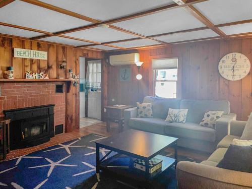 Quintessential Cape Cottage Near the Beach - image 7