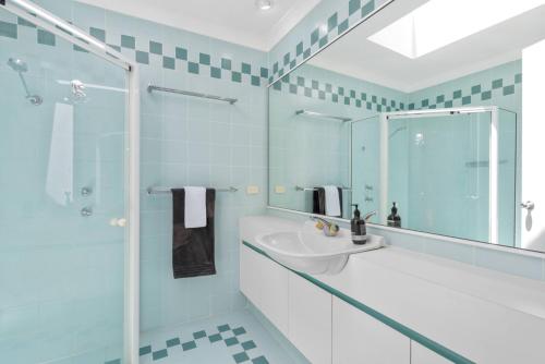 2BR Terrace on Leafy Tree-Lined Street - image 4