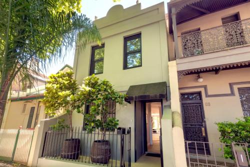 2BR Terrace on Leafy Tree-Lined Street - image 6