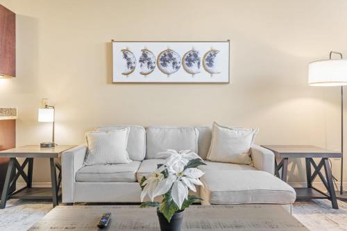 Upscale 1-Bedroom High-Rise with River Views Downtown Pittsburgh in Pittsburgh, USA