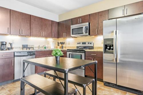 Upscale 1-Bedroom High-Rise with River Views Downtown Pittsburgh in Pittsburgh, USA