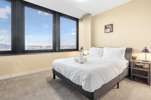 Upscale 1-Bedroom High-Rise with River Views Downtown Pittsburgh in Pittsburgh, USA