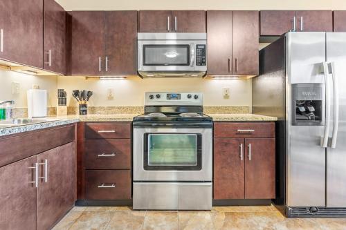 Upscale 1-Bedroom High-Rise with River Views Downtown Pittsburgh in Pittsburgh, USA
