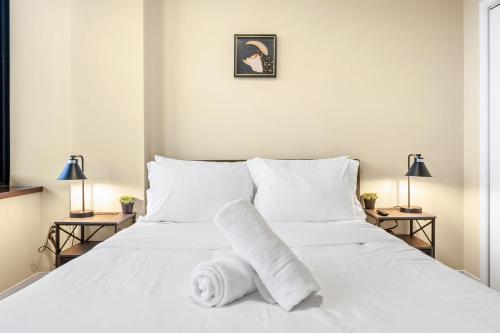 Upscale 1-Bedroom High-Rise with River Views Downtown Pittsburgh in Pittsburgh, USA