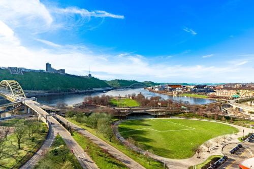 Stunning Panoramas 1-Bedroom Deluxe Central Pittsburgh in Pittsburgh, USA