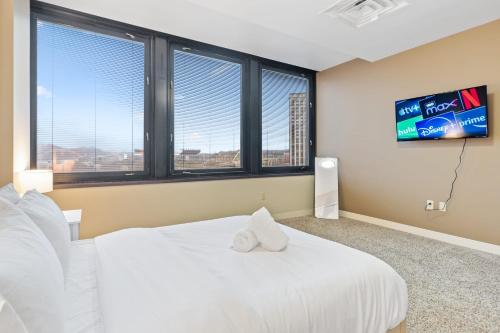 Stunning Panoramas 1-Bedroom Deluxe Central Pittsburgh in Pittsburgh, USA