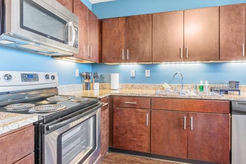 Luxury High Rise 1BD River Views Downtown Pittsburgh in Pittsburgh, USA