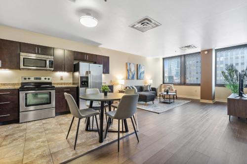 Elegant 1BD High Rise with City Views in DT Pitts in Pittsburgh, USA