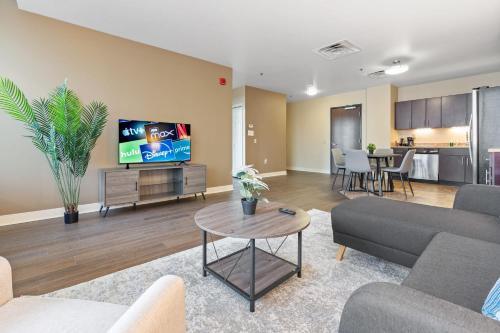 Elegant 1BD High Rise with City Views in DT Pitts in Pittsburgh, USA