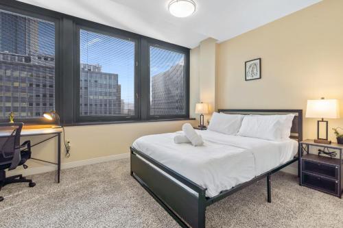 Elegant 1BD High Rise with City Views in DT Pitts in Pittsburgh, USA