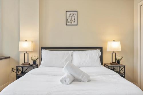 Elegant 1BD High Rise with City Views in DT Pitts in Pittsburgh, USA