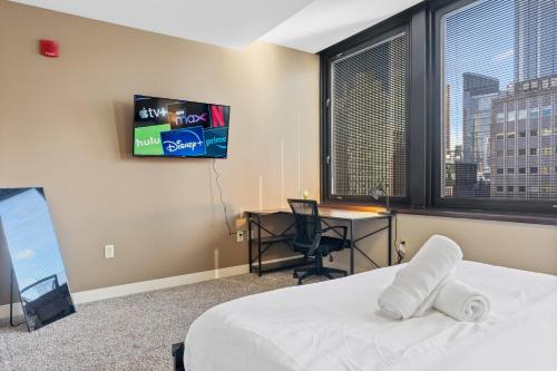 Elegant 1BD High Rise with City Views in DT Pitts in Pittsburgh, USA