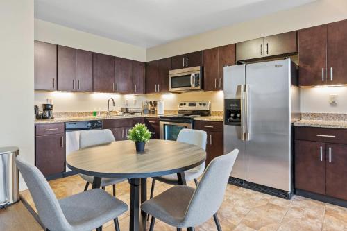 Elegant 1BD High Rise with City Views in DT Pitts in Pittsburgh, USA
