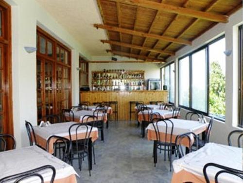 Hotel Kavouris - image 4