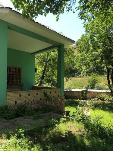 Peaceful holiday home by the Ugam river in Yusufkhona