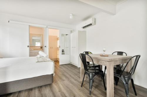 Tasman Holiday Parks - Hervey Bay Room Type - Standard One-Bedroom Cabin